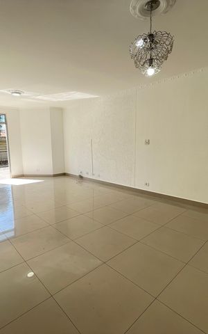 Casa para alugar com 200m², 2 quartos e 3 vagas Casa para alugar com 200m², 2 quartos e 3 vagasSala