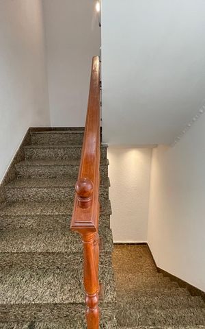 Casa para alugar com 200m², 2 quartos e 3 vagas Casa para alugar com 200m², 2 quartos e 3 vagasEscadas