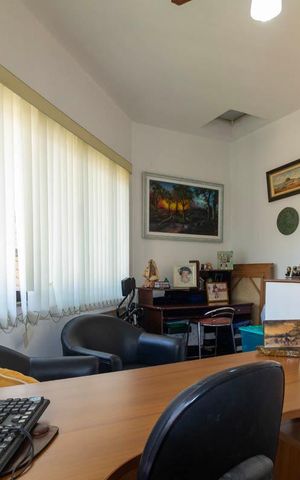 Casa à venda com 219m², 3 quartos e 2 vagas Casa à venda com 219m², 3 quartos e 2 vagasEscritório
