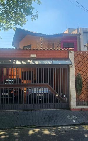 Casa à venda com 219m², 3 quartos e 2 vagas Casa à venda com 219m², 3 quartos e 2 vagasFachada