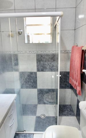 Casa à venda com 210m², 6 quartos e 4 vagas Casa à venda com 210m², 6 quartos e 4 vagasBanheiro 4