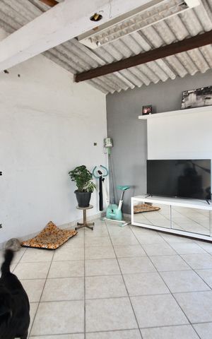 Casa à venda com 210m², 6 quartos e 4 vagas Casa à venda com 210m², 6 quartos e 4 vagasSala