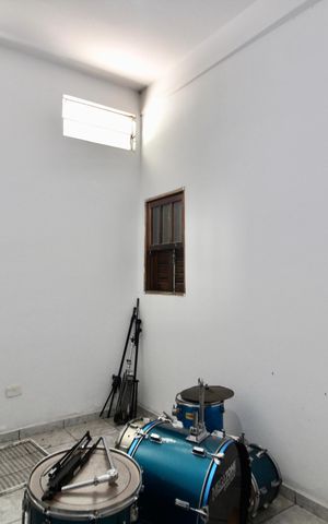 Casa à venda com 210m², 6 quartos e 4 vagas Casa à venda com 210m², 6 quartos e 4 vagasQuarto 4