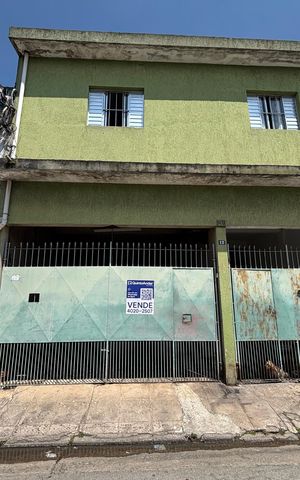 Casa à venda com 210m², 6 quartos e 4 vagas Casa à venda com 210m², 6 quartos e 4 vagasFachada