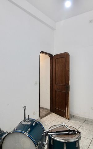 Casa à venda com 210m², 6 quartos e 4 vagas Casa à venda com 210m², 6 quartos e 4 vagasQuarto 4