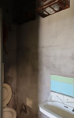 Casa à venda com 314m², 2 quartos e 6 vagasCasa 2 - Banheiro de Serviço