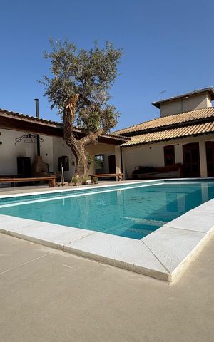Casa à venda com 1050m², 4 quartos e 5 vagas Casa à venda com 1050m², 4 quartos e 5 vagasÁrea externa