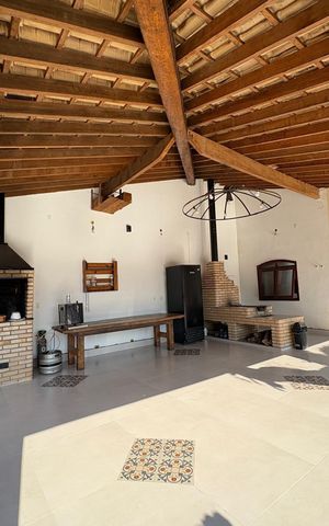 Casa à venda com 1050m², 4 quartos e 5 vagas Casa à venda com 1050m², 4 quartos e 5 vagasÁrea externa