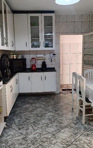 Casa à venda com 180m², 4 quartos e 2 vagas Casa à venda com 180m², 4 quartos e 2 vagasCozinha