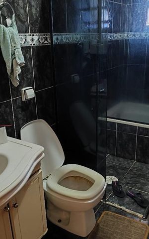 Casa à venda com 180m², 4 quartos e 2 vagas Casa à venda com 180m², 4 quartos e 2 vagasBanheiro 1