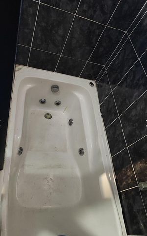 Casa à venda com 180m², 4 quartos e 2 vagas Casa à venda com 180m², 4 quartos e 2 vagasBanheiro 1