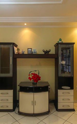 Casa à venda com 250m², 6 quartos e 3 vagas Casa à venda com 250m², 6 quartos e 3 vagasSala