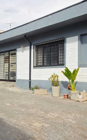 Casa à venda com 88m², 2 quartos e 3 vagas Casa à venda com 88m², 2 quartos e 3 vagasFachada