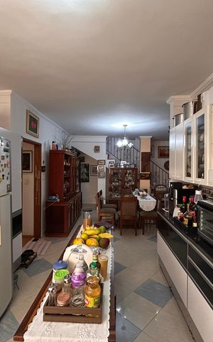 Casa à venda com 181m², 5 quartos e 3 vagas Casa à venda com 181m², 5 quartos e 3 vagasCozinha