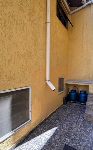Casa à venda com 181m², 5 quartos e 3 vagas Casa à venda com 181m², 5 quartos e 3 vagasQuintal e jardim/ corredor