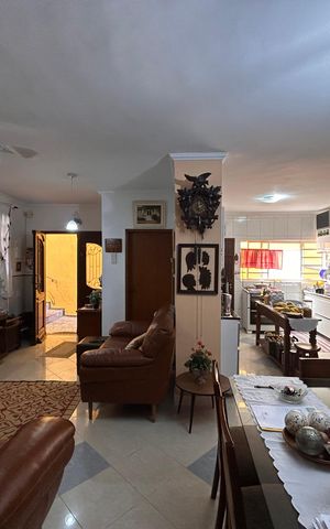 Casa à venda com 181m², 5 quartos e 3 vagas Casa à venda com 181m², 5 quartos e 3 vagasSala