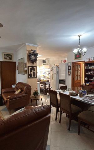 Casa à venda com 181m², 5 quartos e 3 vagas Casa à venda com 181m², 5 quartos e 3 vagasSala
