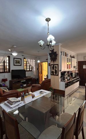 Casa à venda com 181m², 5 quartos e 3 vagas Casa à venda com 181m², 5 quartos e 3 vagasSala