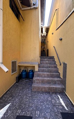 Casa à venda com 181m², 5 quartos e 3 vagas Casa à venda com 181m², 5 quartos e 3 vagasQuintal e jardim/ corredor