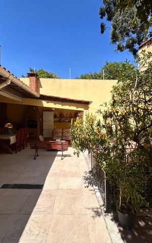 Casa à venda com 181m², 5 quartos e 3 vagas Casa à venda com 181m², 5 quartos e 3 vagasQuintal e jardim