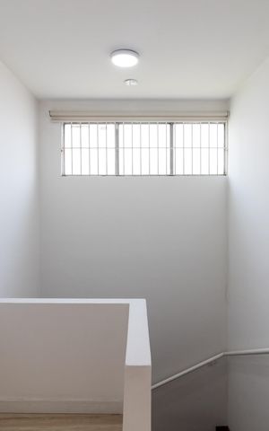 Casa à venda com 190m², 4 quartos e 4 vagas Casa à venda com 190m², 4 quartos e 4 vagasEscada