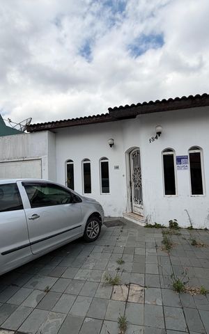 Casa para alugar com 400m², 3 quartos e 10 vagasFachada