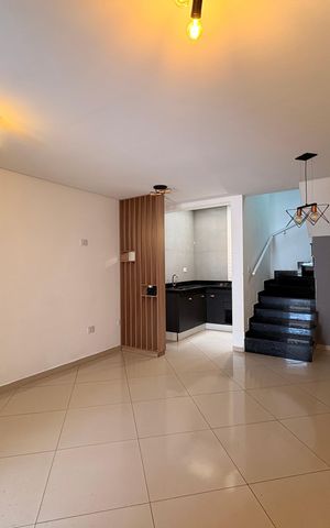 Casa à venda com 151m², 2 quartos e 2 vagas Casa à venda com 151m², 2 quartos e 2 vagasSala