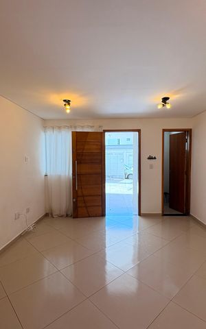 Casa à venda com 151m², 2 quartos e 2 vagas Casa à venda com 151m², 2 quartos e 2 vagasSala