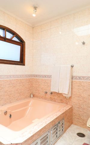 Casa à venda com 370m², 3 quartos e 5 vagasBanheiro da Suíte
