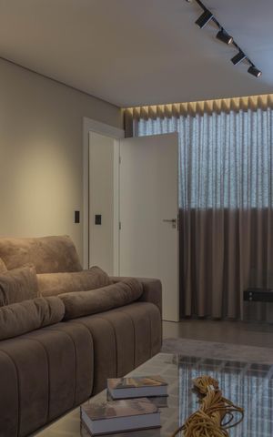 Casa de condomínio à venda com 590m², 4 quartos e 5 vagas Casa de condomínio à venda com 590m², 4 quartos e 5 vagasSala de TV