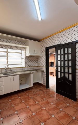 Casa à venda com 140m², 3 quartos e 2 vagas Casa à venda com 140m², 3 quartos e 2 vagasCozinha