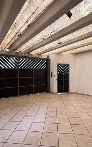 Casa à venda com 140m², 3 quartos e 2 vagas Casa à venda com 140m², 3 quartos e 2 vagasGaragem