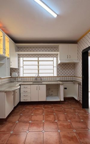 Casa à venda com 140m², 3 quartos e 2 vagas Casa à venda com 140m², 3 quartos e 2 vagasCozinha