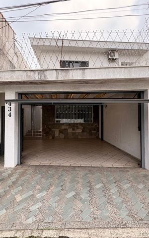 Casa à venda com 140m², 3 quartos e 2 vagas Casa à venda com 140m², 3 quartos e 2 vagasFachada