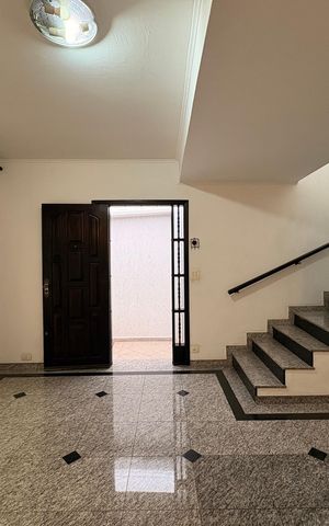 Casa à venda com 140m², 3 quartos e 2 vagas Casa à venda com 140m², 3 quartos e 2 vagasSala