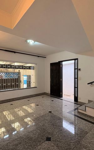 Casa à venda com 140m², 3 quartos e 2 vagas Casa à venda com 140m², 3 quartos e 2 vagasSala
