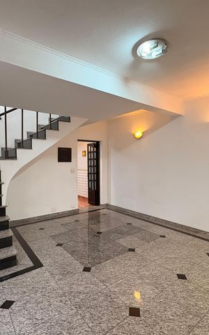Casa à venda com 140m², 3 quartos e 2 vagas Casa à venda com 140m², 3 quartos e 2 vagasSala