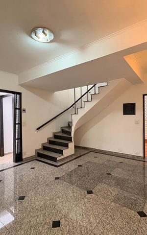 Casa à venda com 140m², 3 quartos e 2 vagas Casa à venda com 140m², 3 quartos e 2 vagasSala
