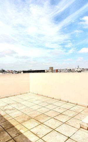 Casa à venda com 170m², 3 quartos e 2 vagas Casa à venda com 170m², 3 quartos e 2 vagasVaranda