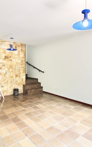 Casa à venda com 170m², 3 quartos e 2 vagas Casa à venda com 170m², 3 quartos e 2 vagasSala
