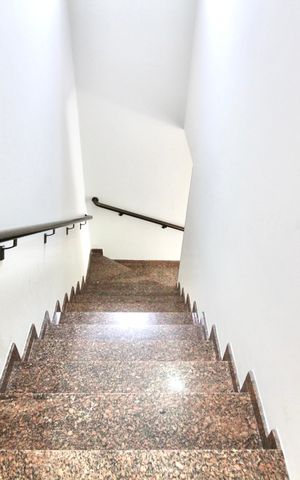 Casa à venda com 170m², 3 quartos e 2 vagas Casa à venda com 170m², 3 quartos e 2 vagasEscada