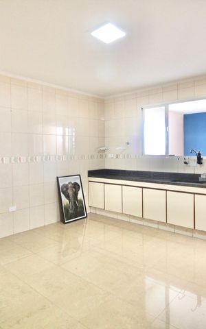 Casa à venda com 170m², 3 quartos e 2 vagas Casa à venda com 170m², 3 quartos e 2 vagasCozinha