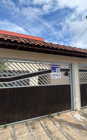 Casa à venda com 170m², 3 quartos e 2 vagas Casa à venda com 170m², 3 quartos e 2 vagasFachada