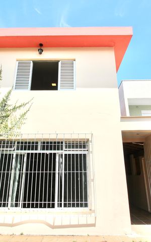 Casa à venda com 170m², 3 quartos e 2 vagas Casa à venda com 170m², 3 quartos e 2 vagasFachada