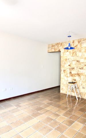 Casa à venda com 170m², 3 quartos e 2 vagas Casa à venda com 170m², 3 quartos e 2 vagasSala