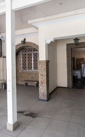 Casa à venda com 315m², 4 quartos e 3 vagas Casa à venda com 315m², 4 quartos e 3 vagasVaranda