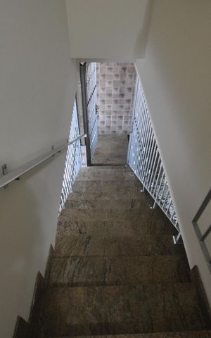 Casa para alugar com 518m², 5 quartos e 10 vagasEscada e acesso à garagem e área de serviço