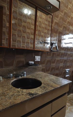 Casa para alugar com 518m², 5 quartos e 10 vagasBanheiro 1