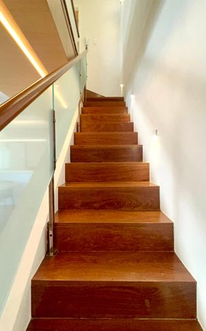 Apartamento para alugar com 100m², 2 quartos e 2 vagas Apartamento para alugar com 100m², 2 quartos e 2 vagasEscada