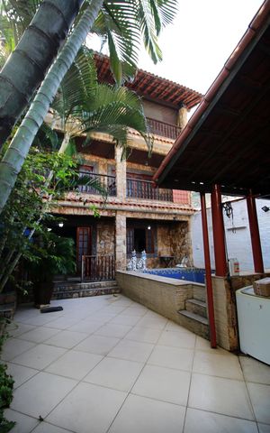 Casa à venda com 320m², 4 quartos e 2 vagasFachada interna e Piscina